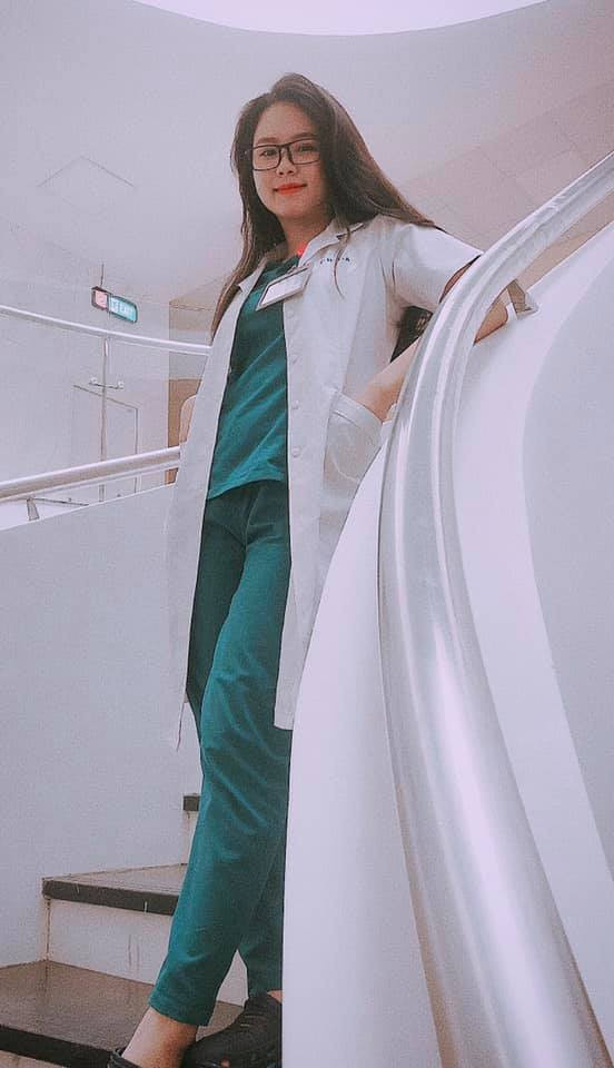 Được biết, cô nàng dũng cảm này tên là Trần Huyền Thảo An, sinh năm 1996, đến từ Đà Nẵng và hiện đang là sinh viên Y5 khoa Y trường ĐH Duy Tân.