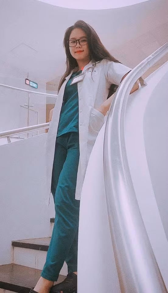 Được biết, cô nàng dũng cảm này tên là Trần Huyền Thảo An, sinh năm 1996, đến từ Đà Nẵng và hiện đang là sinh viên Y5 khoa Y trường ĐH Duy Tân.