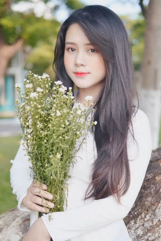 Bên dưới bài viết, rất nhiều sinh viên trường ĐH Duy Tân bày tỏ sự tự hào cũng như cảm phục ý chí cô sinh viên ngành Y. "Đã xinh lại còn dũng cảm, biết kho cá nữa, đây mới xứng đáng với danh hiệu hot girl", "Can đảm lắm, chúc em và gia đình sức khỏe để cống hiến vì đất nước. Còn trẻ như vậy mà đã suy nghĩ đã chín chắn rồi" - Dân mạng gửi lời khen ngợi tới cô nàng.