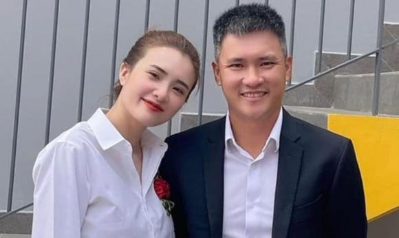 Cô nàng có mối quan hệ khá thân thiết với vợ chồng người anh trai.