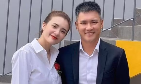 Cô nàng có mối quan hệ khá thân thiết với vợ chồng người anh trai.