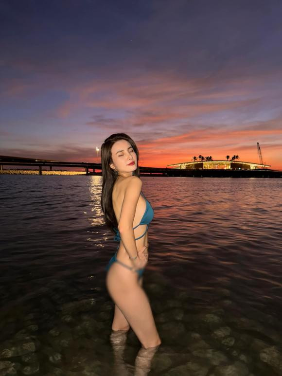 Sở hữu thân hình không một chút mỡ thừa, em gái Công Vinh tự tin tạo dáng gợi cảm.