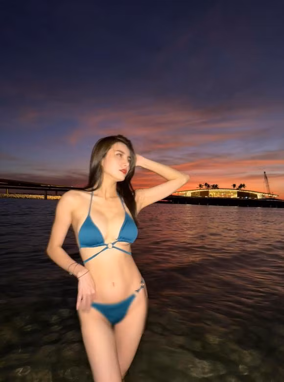 Trong bộ bikini màu xanh 2 mảnh, Khánh Chi thu hút mọi ánh nhìn.