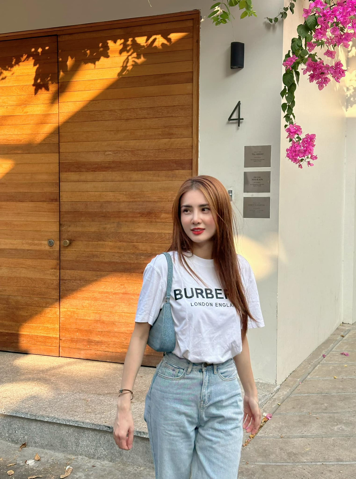 Đến năm 2014, em gái Công Vinh lập gia đình nhưng cuộc sống hôn nhân không hạnh phúc. Sau khi ly hôn, Khánh Chị sang nước ngoài sinh sống. Mới đây, cô nàng đã trở về Việt Nam.