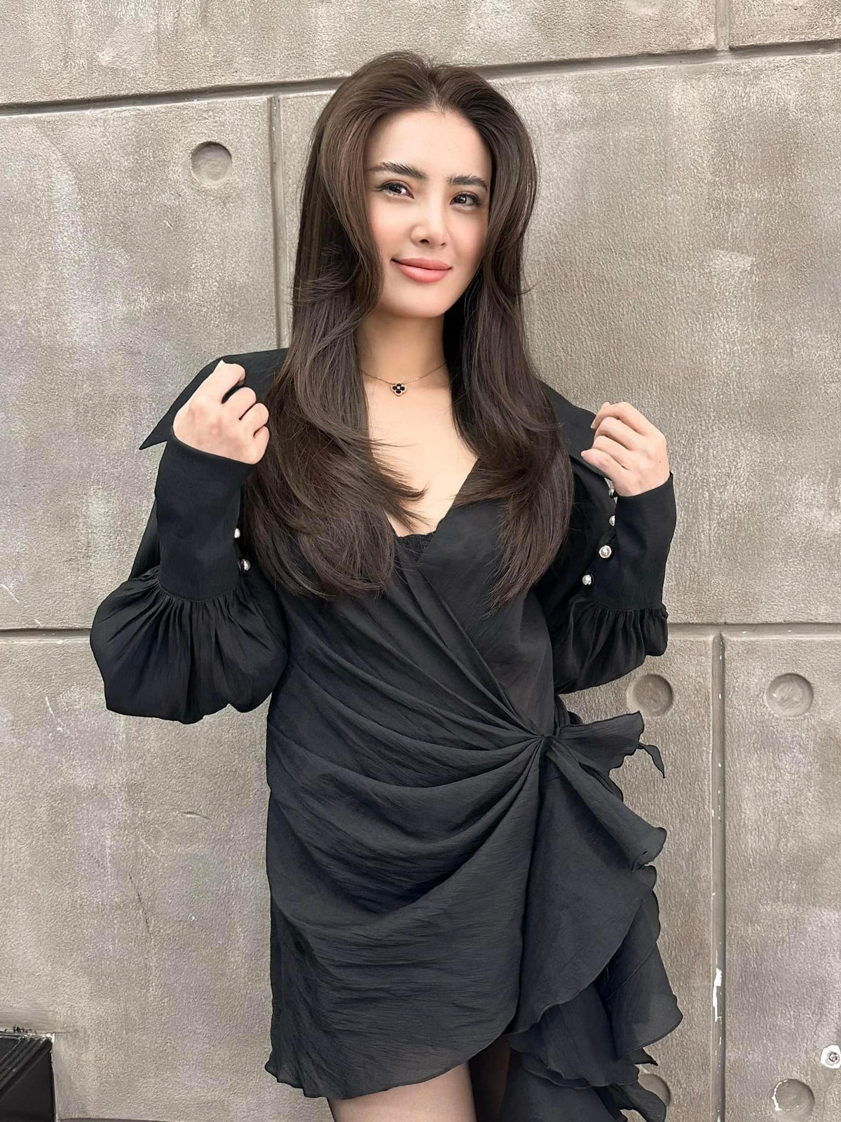 Được biết có thời điểm Khánh Chi còn hoạt động nghệ thuật, thành lập một nhóm nhạc riêng. Tuy nhiên anh trai Công Vinh lại không ủng hộ cô vào showbiz vì sợ thị phi.