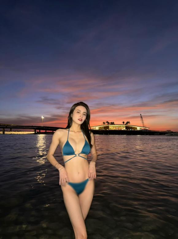 Mới đây, cô nàng đăng tải loạt ảnh diện bikini bé xíu chào hè, đốt mắt netizen với đường cong nóng bỏng. 