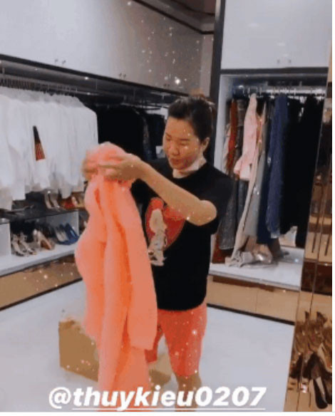 Toàn bộ đồ dùng của Ngọc Trinh đều do Thuý Kiều sắp xếp.