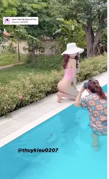 Mới đây, người hâm mộ đã có câu trả lời cho việc tại sao người giúp việc của Ngọc Trinh lại có lương khủng đến vậy. Theo đó, cô không ngần ngại lội xuống bể bơi, chụp cho Ngọc Trinh tấm hình thật ăn ý.