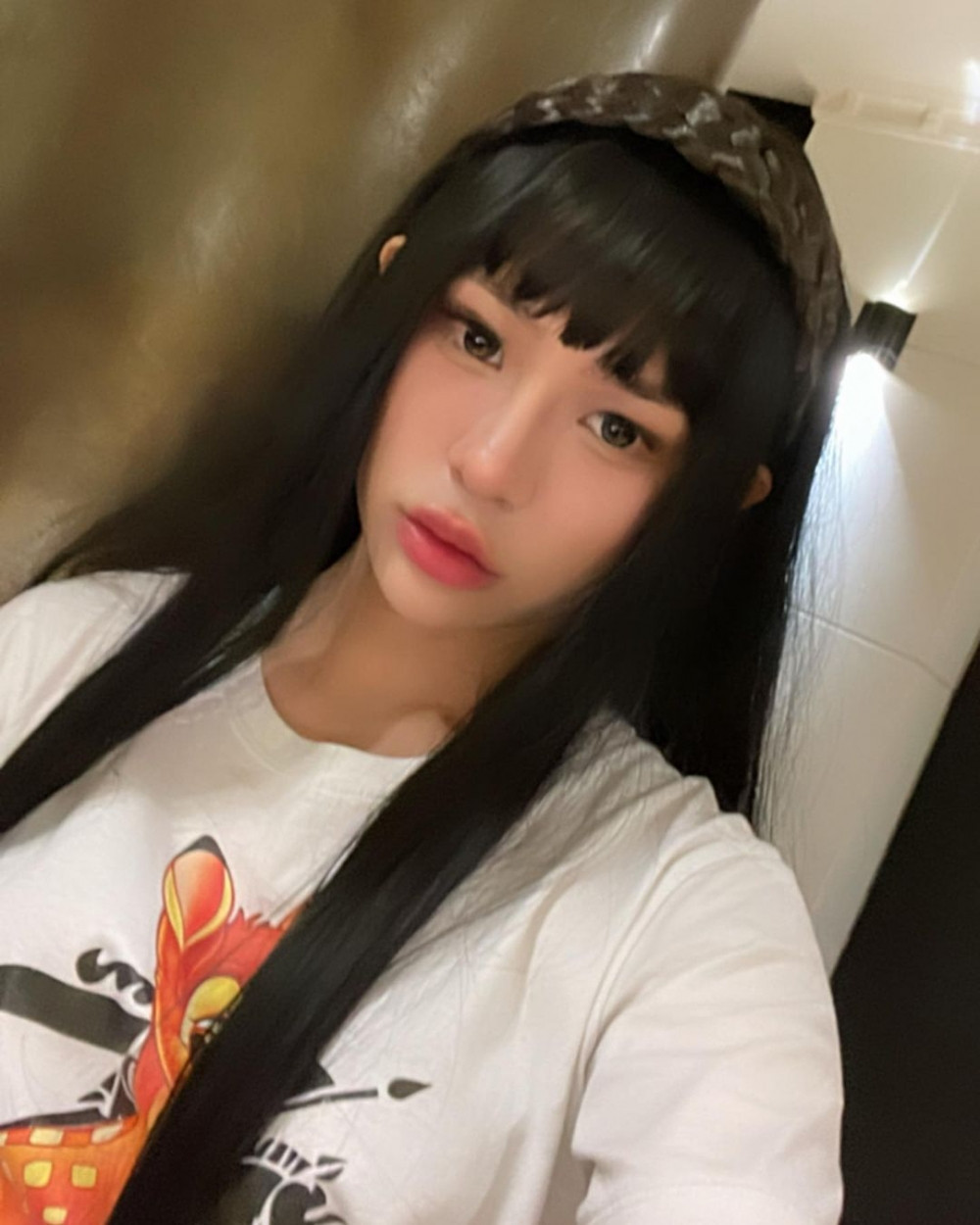 Cậu ầm thường mặc đồ nữ, đội tóc giả khiến nhiều người không nhận ra.