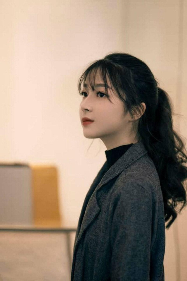 Được biết, cô nàng có cái tên rất lạ, Đặng Thị Diệp Lân, hiện đang là học sinh lớp 11 trường THPT Trần Hưng Đạo - Hà Đông, Hà Nội. Vì vẫn còn đang ngồi trên ghế nhà trường nên nữ sinh cho biết ưu tiên hàng đầu của cô vẫn là hoàn thành tốt chương trình học.