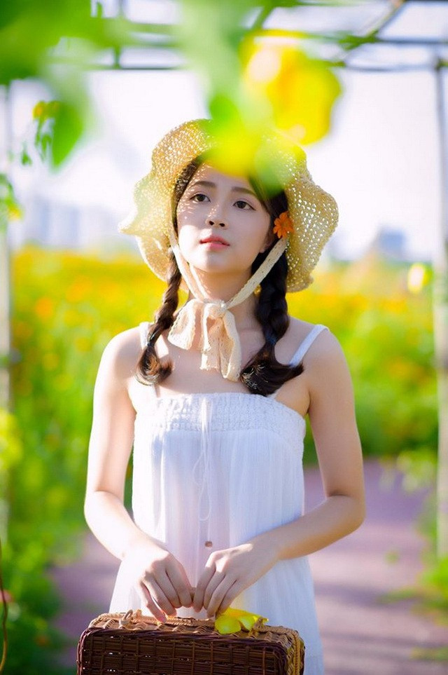 Dù mới là học sinh lớp 11 nhưng nữ sinh 10X lại có suy nghĩ khá chững chạc. Cô nàng cho biết bản thân luôn đặt ra những mục tiêu nhất định để nỗ lực hết sức hoàn thành. Bên cạnh đó, Diệp Lân quan niệm rằng chỉ cần được là chính mình, sống với ước mơ và không khiến những người thân yêu buồn phiền là được.