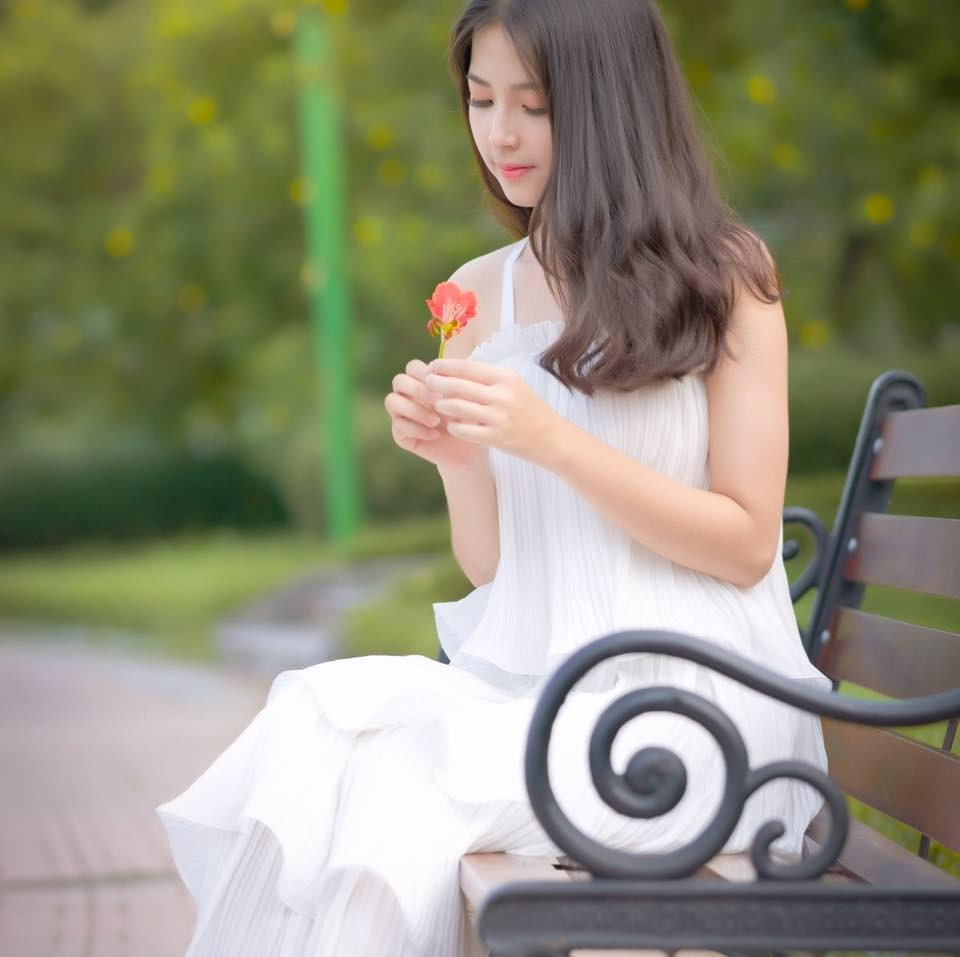 Với khuôn mặt đẹp, đặc biệt là chiếc mũi cao vút và răng khểnh cực duyên, Diệp Lân có cơ hội thử sức với vai trò người mẫu ảnh. Những lúc rảnh rỗi, không có lịch học, cô nàng thường tranh thủ đi chụp mẫu vừa kiếm thêm tiền lại giúp rèn luyện sự tự tin, kỹ năng giao tiếp cũng như biết được những góc đẹp của bản thân.