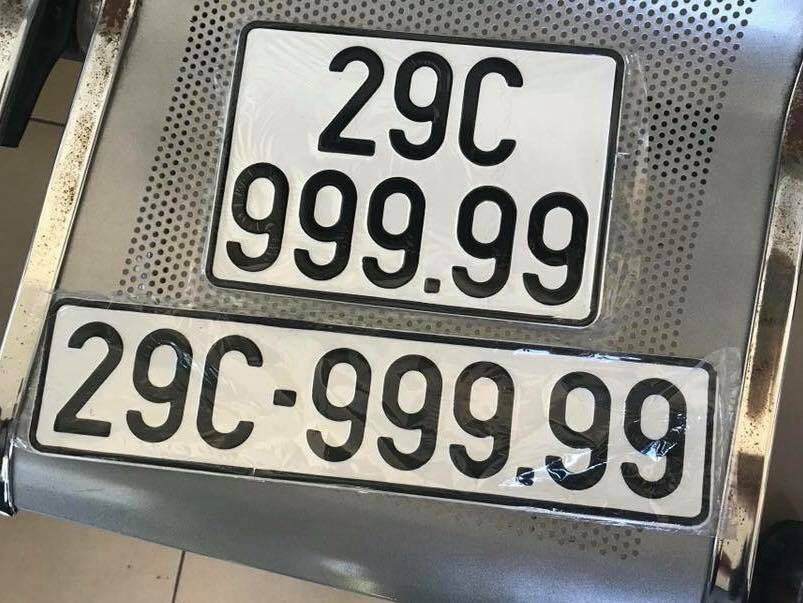 Sau khi bức ảnh chụp biển số ngũ quý 9 lắp cho xe bán tải xuất hiện, nhiều người tỏ ra nghi ngờ đây là một trò đùa bằng cách chỉnh sửa ảnh. Nhưng một số người cho biết chiếc Hilux mới mang biển số thật. Ảnh: HLX.