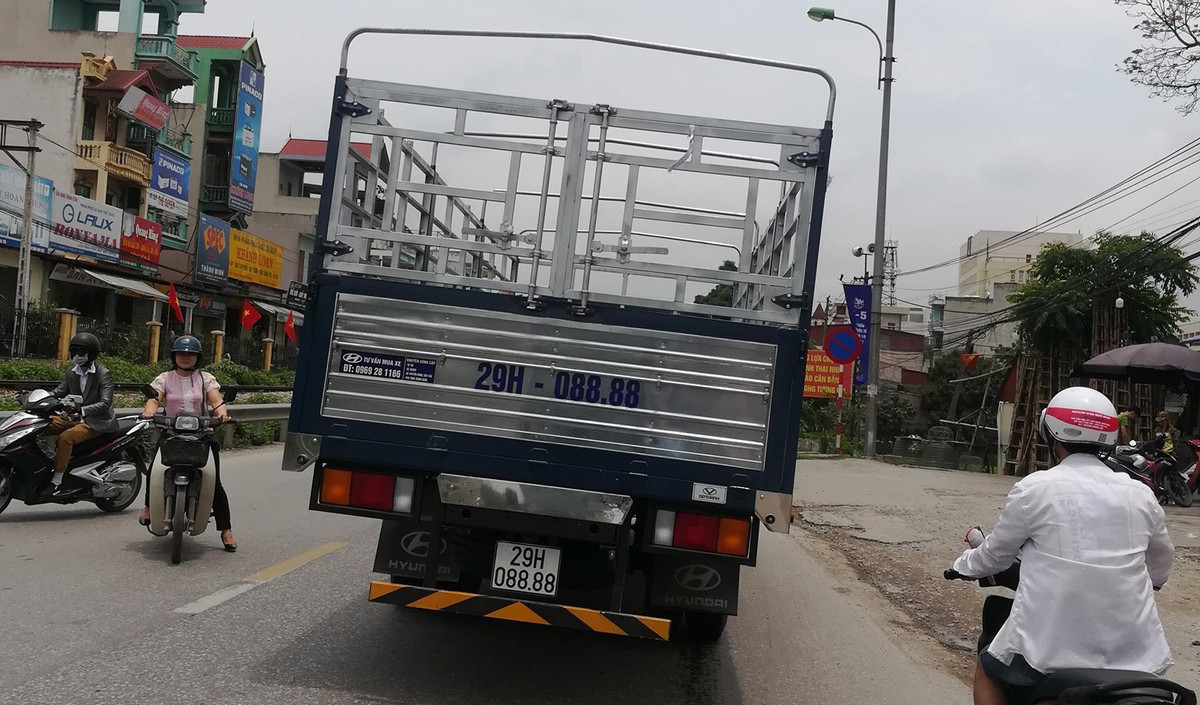 Một chiếc xe tải Hyundai mang biển tứ quý 8 cũng tạo sự chú ý. Ảnh: HLX.