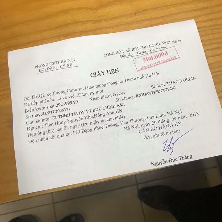 Giấy hẹn nhận biển số xe ngày 20/9 của phòng CSGT thành phố Hà Nội cho thấy biển ngũ quý 9 được bàn giao cho một công ty về bưu chính, và được gắn cho xe tải mang nhãn hiệu THACO Ollin thực. - Ảnh: HLX.