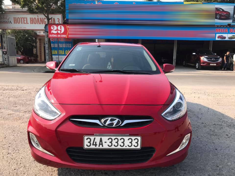 Chiếc Hyundai Accent được gắn biển số ngũ quý 3, kết hợp đầu số 34 của địa phương, thành ra có tới 6 số 3. Theo dân chơi biển số, với 6 con số 3 ở biển số, có người cho rằng biển này mang ý nghĩa "tài lộc". Vì vậy, tấm biển số này được xem là một trong những biển đẹp bậc nhất Hải Dương cho đến thời điểm này. - Ảnh: Trí thức trẻ