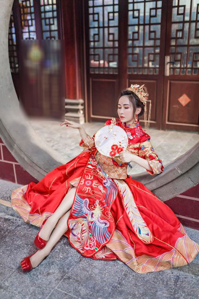 Mina Phạm tự tin khoe đôi chân trắng ngầ, thon gọn trong bộ ảnh. Bên cạnh những bình luận khen ngợi cô "xinh bất ngờ", "xinh lạ" thì cũng có người cho rằng bà mẹ hai con làm lố, cầu kỳ không phải lối.