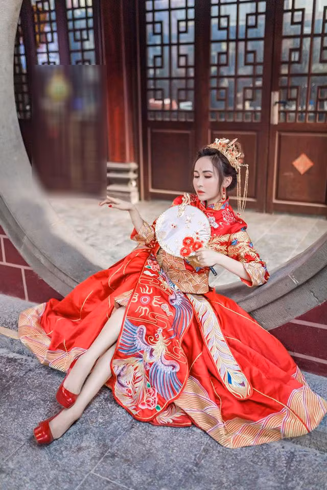 Mina Phạm tự tin khoe đôi chân trắng ngầ, thon gọn trong bộ ảnh. Bên cạnh những bình luận khen ngợi cô "xinh bất ngờ", "xinh lạ" thì cũng có người cho rằng bà mẹ hai con làm lố, cầu kỳ không phải lối.