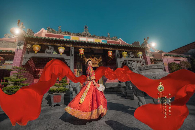 Để chào đón năm mới, vợ hai Minh Nhựa thực hiện bộ ảnh theo phong cách cổ trang Trung Quốc. Cô nàng diện một chiếc váy đỏ nổi bật, trang điểm cầu kỳ và tạo dáng rất tự tin.