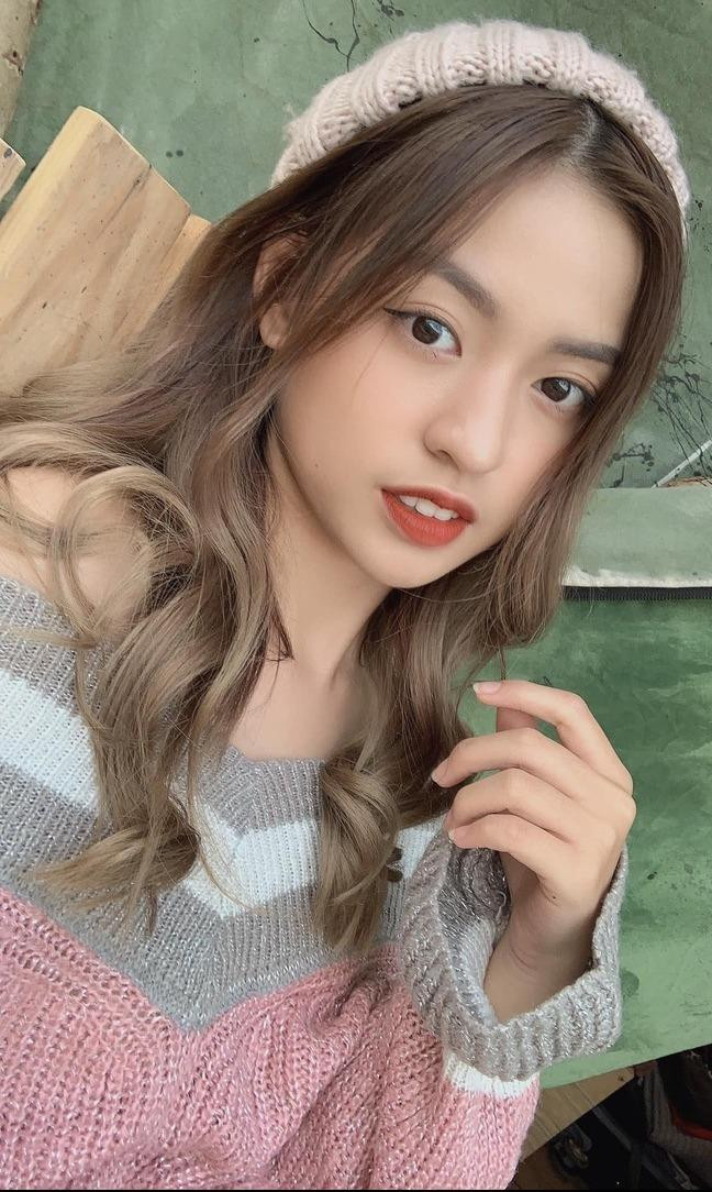 Không ít lần Thanh Tâm đã bị dân mạng “bóc mẽ” sự khác nhau một trời một vực giữa hình ảnh ngoài đời và những tấm hình lung linh trên trang cá nhân.