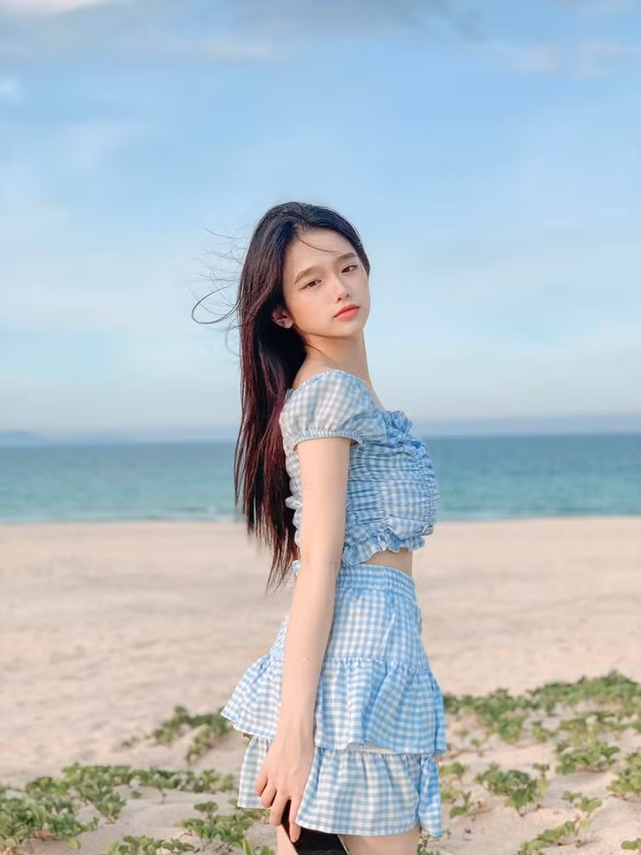 Hot girl sinh năm 2002 này từng nhận nhiều "gạch đá" khi cho rằng thời buổi hiện nay thì điểm số không mấy quan trọng nữa. Dân mạng đã dậy sóng và công kích cô nàng vì phát ngôn trên.