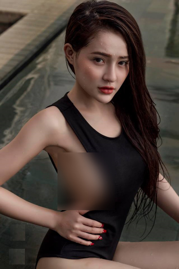 Ngân 98 cũng là cái tên gây ra nhiều tranh cãi nảy lửa trong cộng đồng. Dù thường xuyên đăng tải hình ảnh khoe body chuẩn, nhưng "hot girl ngực khủng" này không ít lần bị bắt gặp ở ngoài với tình trạng "kém sắc" hơn hẳn so với trên mạng xã hội.