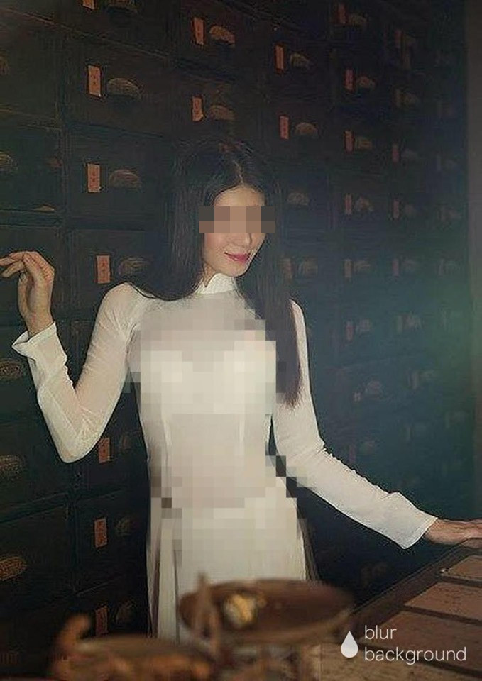 Hơn nữa, họ còn rất vui vẻ, tự tin chụp ảnh cùng bộ áo dài mỏng xuyên thấu.