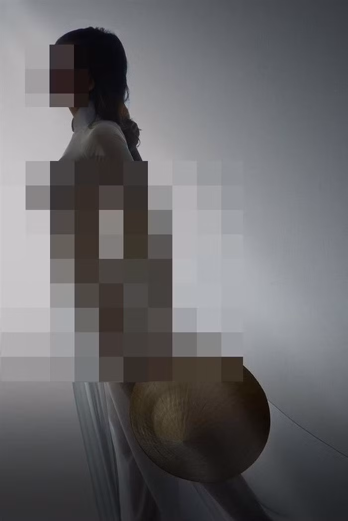 Trong khi áo dài được biết đến là trang phục kín đáo, tôn vinh được nét đẹp thanh cao của người phụ nữ thì trang phục truyền thống này đang bị lạm dụng hết cơ với chất liệu mỏng đến mức nhìn xuyên thấu gây nhức mắt nhiều người.