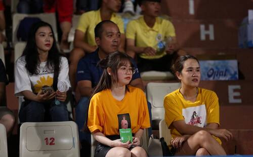 Trước Lan Anh, nhiều nàng WAGs từng bị soi nhan sắc ngoài đời khác xa so với trên ảnh khiến người hâm mộ ngã ngửa.