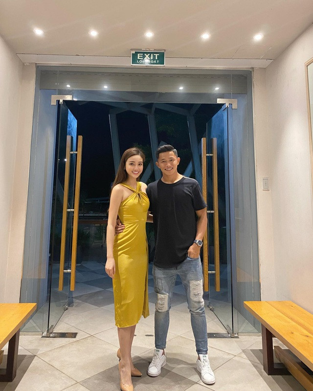 Bạn gái thủ môn Phan Văn Biểu là một trong số ít nàng WAGs xinh đẹp dù bị quay lén. Nhan sắc của cô được đánh giá là nổi trội trong dàn bạn gái cầu thủ.