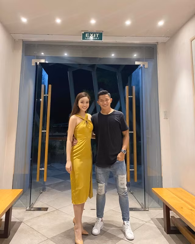 Bạn gái thủ môn Phan Văn Biểu là một trong số ít nàng WAGs xinh đẹp dù bị quay lén. Nhan sắc của cô được đánh giá là nổi trội trong dàn bạn gái cầu thủ.