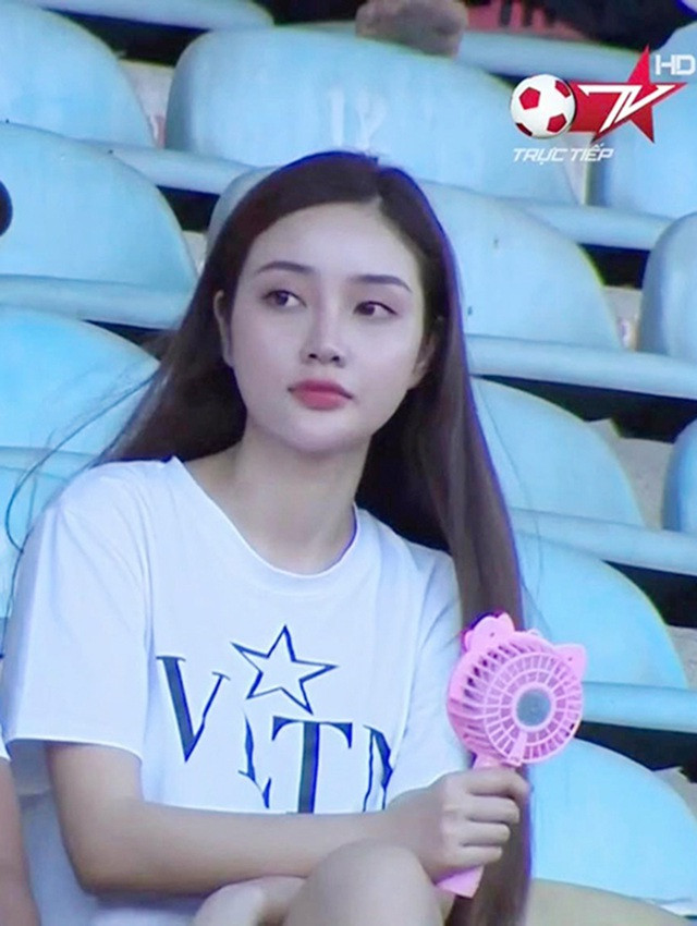 Lọt sóng truyền hình trực tiếp nhưng có thể thấy rõ nhan sắc của bạn gái Phan Văn Biểu vẫn xinh đẹp bất chấp. Cô nàng có nước da trắng mịn màng, mái tóc dài và cách trang điểm nhẹ nhàng khiến khuôn mặt thêm phần nổi bật.