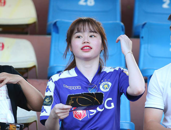 Huỳnh Anh, bạn gái Quang Hải bị nhận xét là mũm mĩm hơn hẳn trong hình. Tuy nhiên, cô nàng trông vẫn rất dễ thương với nước da trắng hồng.