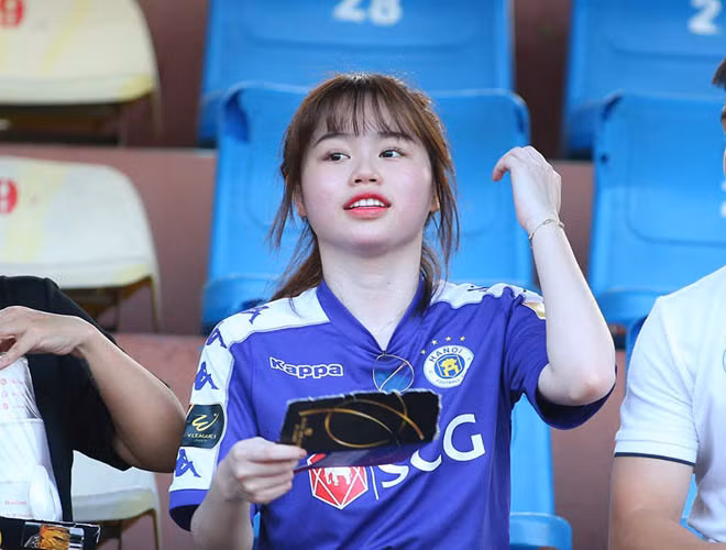 Huỳnh Anh, bạn gái Quang Hải bị nhận xét là mũm mĩm hơn hẳn trong hình. Tuy nhiên, cô nàng trông vẫn rất dễ thương với nước da trắng hồng.