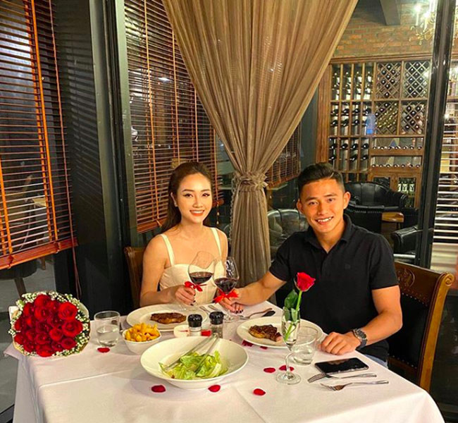 Phan Văn Biểu và Lan Anh công khai hẹn hò vào tháng 2/2020. Cô nàng này sinh năm 1996, quê Quảng Ninh, là bạn thân của Huyền Trang, người yêu cũ cầu thủ Trọng Đại.