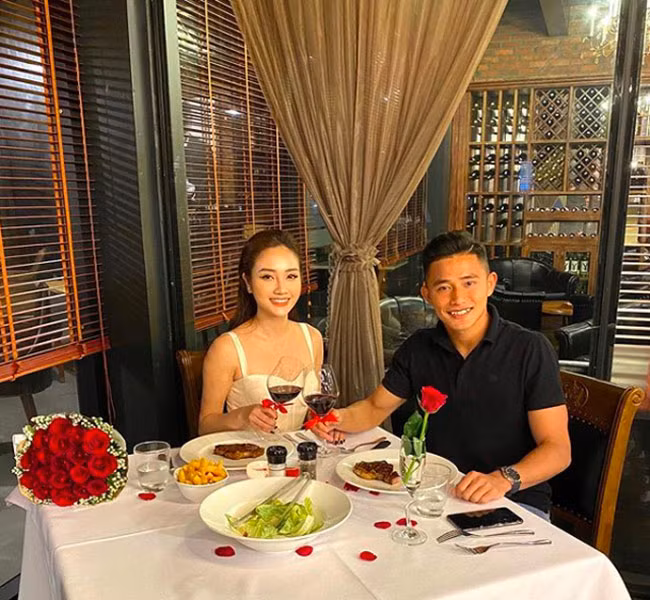 Phan Văn Biểu và Lan Anh công khai hẹn hò vào tháng 2/2020. Cô nàng này sinh năm 1996, quê Quảng Ninh, là bạn thân của Huyền Trang, người yêu cũ cầu thủ Trọng Đại.