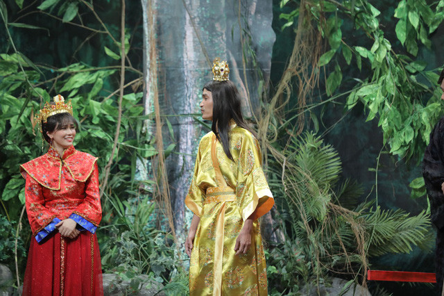 Trên đường di duyển sang nước láng giềng bất ngờ gặp phải sơn tặc “Bạch Hải Dương” Mạc Văn Khoa và tên cướp này muốn bắt cóc công chúa.