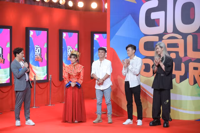 Tập 2 chương trình Ơn Giời! Cậu Đây Rồi vừa phát sóng mới đây gây chú ý với dàn khách mời đặc biệt là Hồ Quang Hiếu, Misthy, Quách Ngọc Tuyên và Denis Đặng.