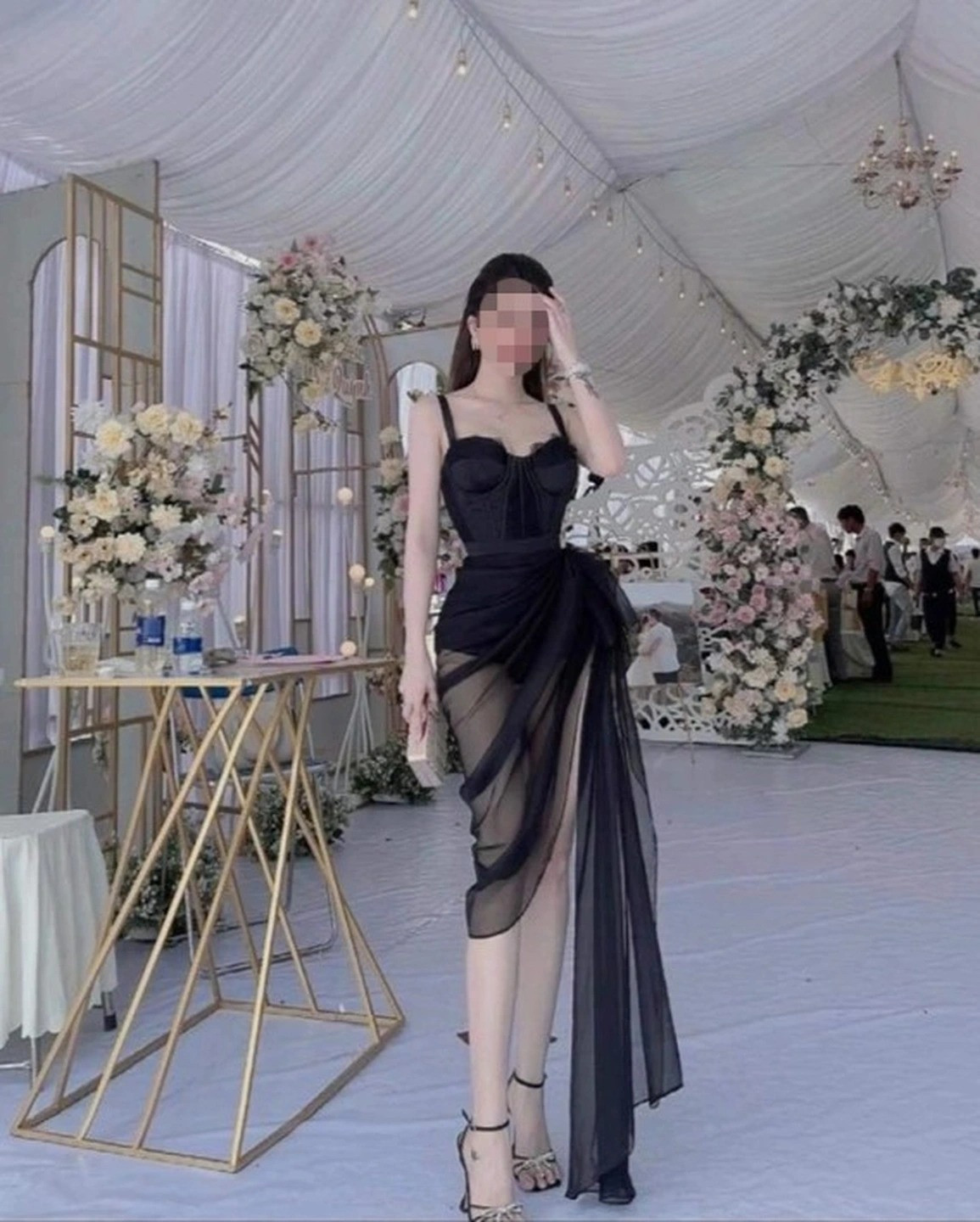 Song, trong phần bình luận, nữ chính đoạn clip cho rằng, mỗi người một style riêng. "Em thích như vậy, bận như thế, em cảm thấy tự tin thì em bận thôi. Cuộc sống của mình sao phải đi làm hài lòng người khác", cô nói.