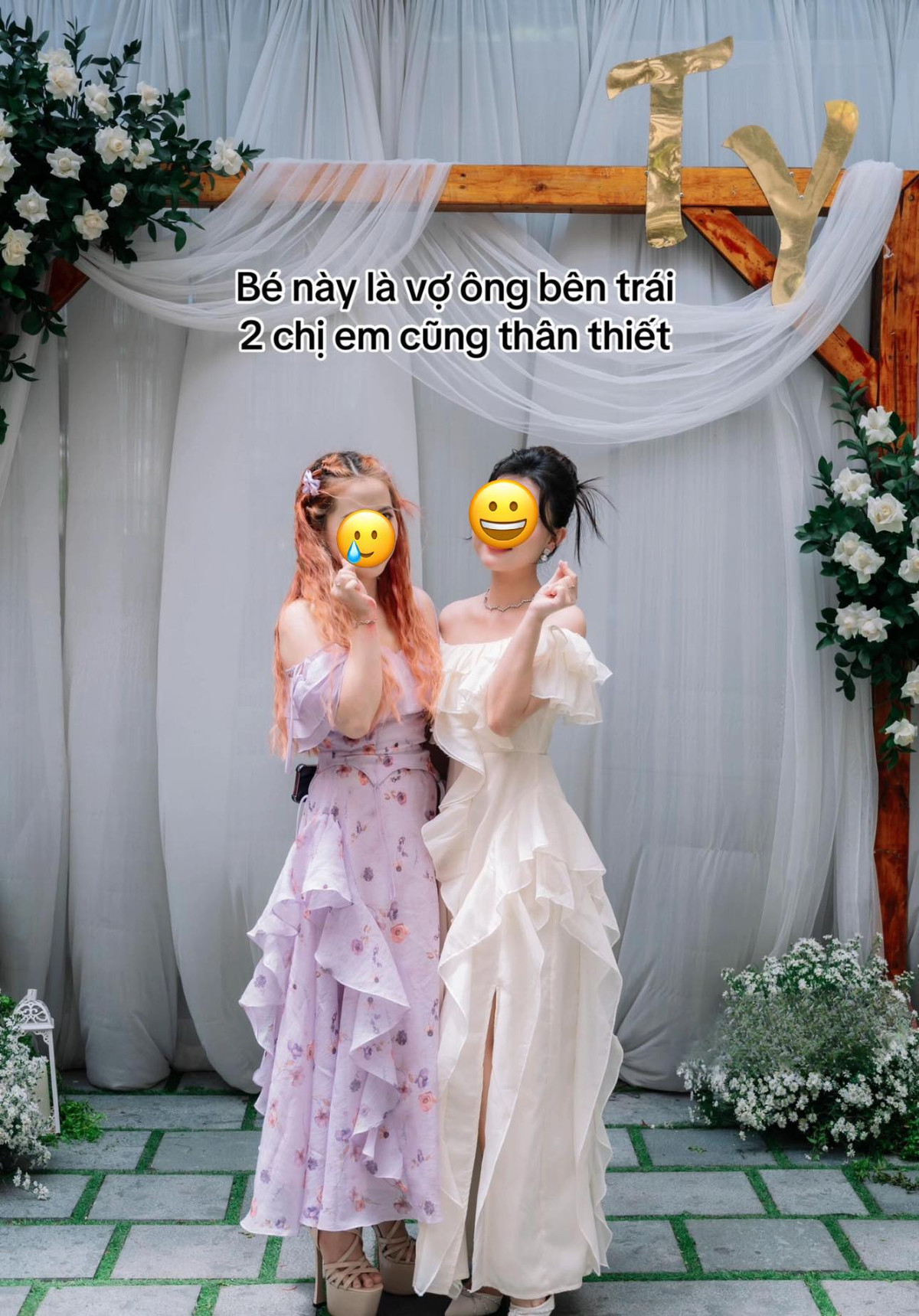 Cô nàng có vẻ bối rối không biết là cách ăn mặc của mình đã phù hợp hay chưa. Theo đó, cô gái mặc chiếc váy trễ vai màu kem dài tới mắt cả chân với những đường cắt xẻ lạ mắt, được xếp tầng bánh bèo.