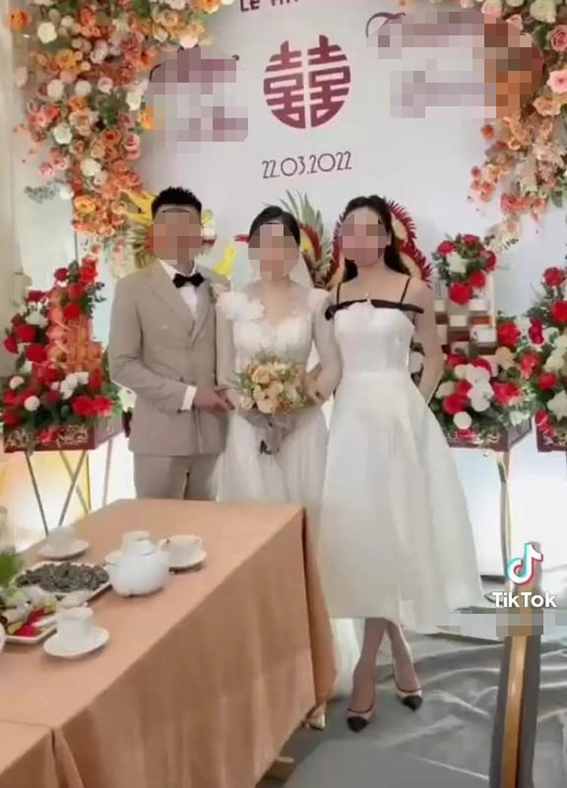 Bạn nữ diện chiếc váy trắng nữ tính khi đi đám cưới bạn khiến nhiều người cho rằng kém tinh tế trong việc lựa chọn trang phục.