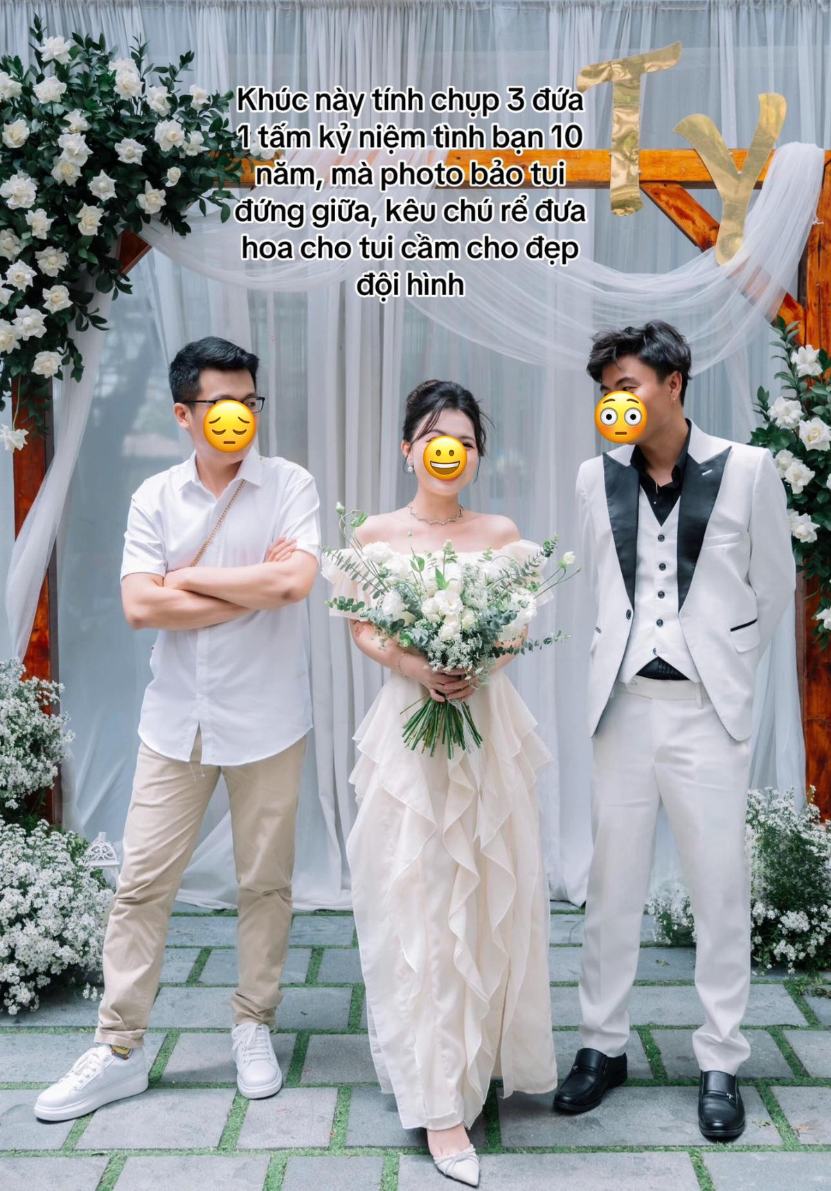 Một số người cho rằng cô đang ăn mặc quá "ố dề": "Thì ăn mặc vậy lại còn cầm hoa nữa thì giống cô dâu thật mà, cãi gì nữa trời", "biết là đám cưới người ta thì tém tém lại, mặc vậy người ta mắng cho rồi lại bày đặt dỗi", "mặc thế này là không nên nhé, ngày trọng đại của cô dâu chứ có phải của bạn đâu, sau đám cưới bạn người khác mặc như cô dâu bạn có vui nổi không".