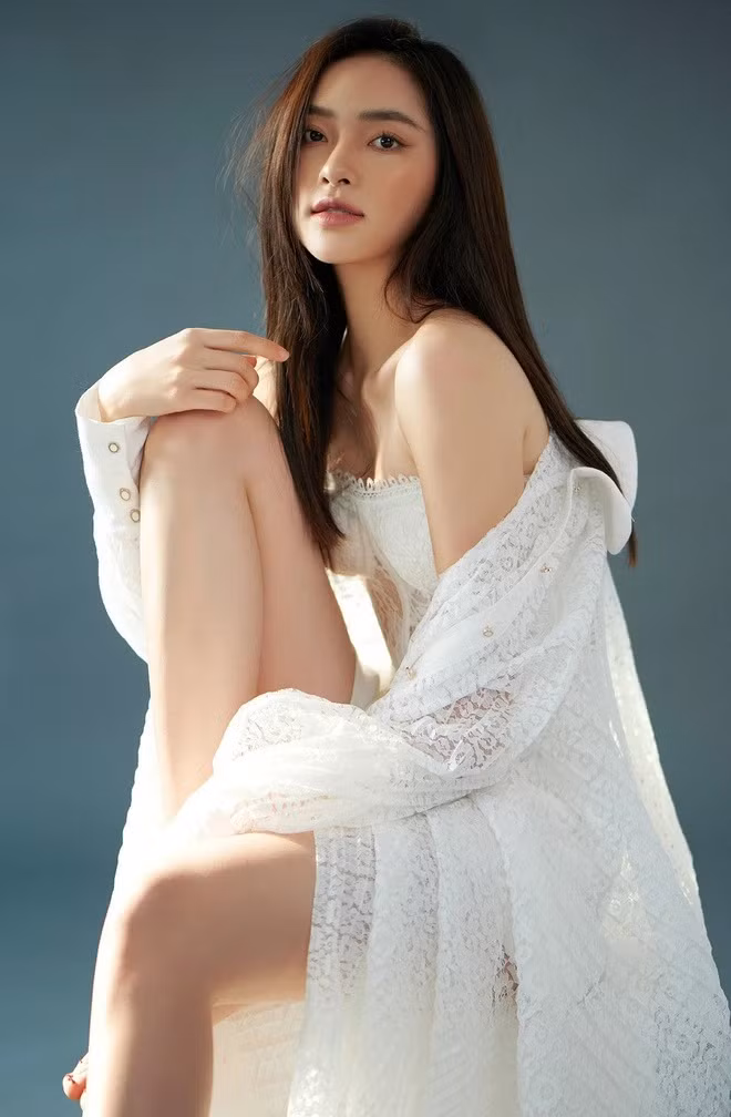 Được nhiều người đẩy thuyền, tuy nhiên cặp đôi này đã "đường ai nấy đi" sau đó 1 thời gian. Hiện tại, Hiếu Nguyễn cũng đã công khai bạn gái mới.