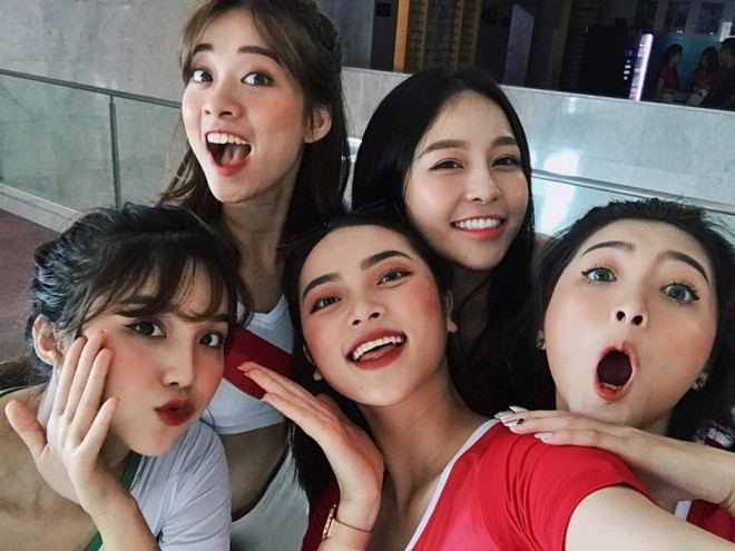 Phạm Diệu Linh sinh năm 1998, đến từ Vĩcô nàng mới 20 tuổi nhưng đã được biết đến với vị trí hot girl và người mẫu triển vọng trong làng lookbook Hà thành với nickname "bản sao Châu Bùi".