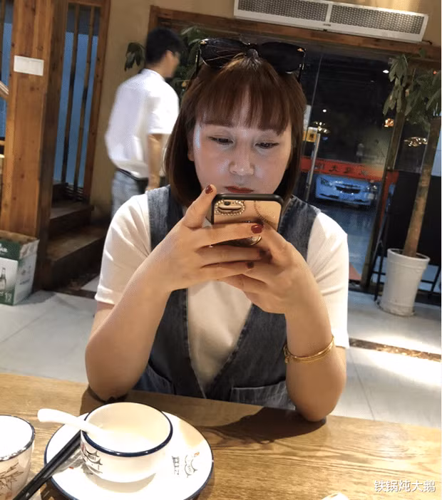 Đến ngày hẹn hò gặp mặt trực tiếp, chàng trai như đứng hình khi trông thấy ngoại hình thật của tình yêu online mà mình mơ mộng.