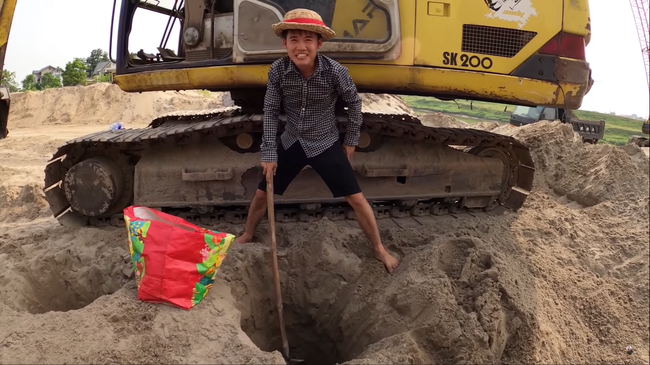 Mới đây, con trai của bà Tân Vlog là Hưng Vlog đăng tải một đoạn clip chơi khăm hai người em trong gia đình khiến dân mạng phẫn nộ.