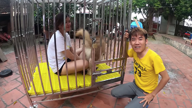 Con trai Bà Tân Vlog cũng từng nhốt em gái vào cũi chó để câu view.