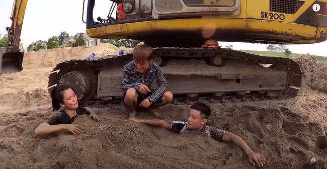 Ngay lập sau khi đoạn clip troll 2 người em của Hưng Vlog xuất hiện, dân tình đã lên án mạnh mẽ hành động này. Đa phần các ý kiến cho rằng, việc cúng bái là vấn đề khá nhạy cảm, không thích hợp để "mua vui".