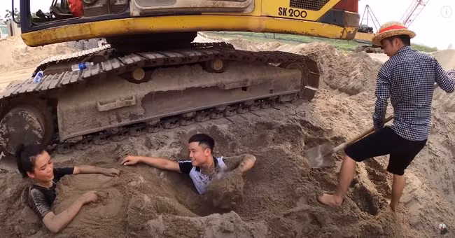 Cụ thể, nickname P.L.M có viết: "Mình không muốn sân si nhưng thực sự chuyện động đến cúng bái là điều không nên. Tâm linh luôn có một vị trí quan trọng và được nhiều người chú trọng, bạn lấy ra làm trò đùa rồi mua vui như này quả là đáng trách".