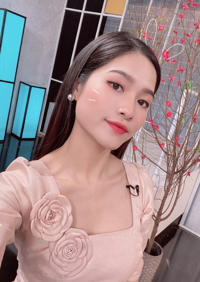 MC Mai Trang cũng khuyên rằng không nên đầu tư quá nhiều vào quần áo. Thay vào đó là mua những bộ trang phục chất lượng tốt để có vòng đời sử dụng cao.